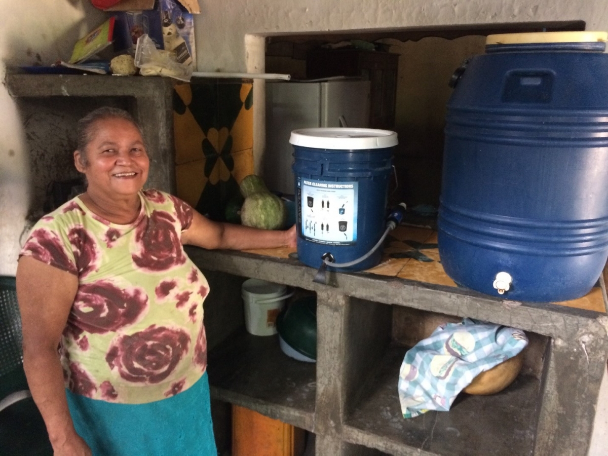  Doña Cruz with her water filter.