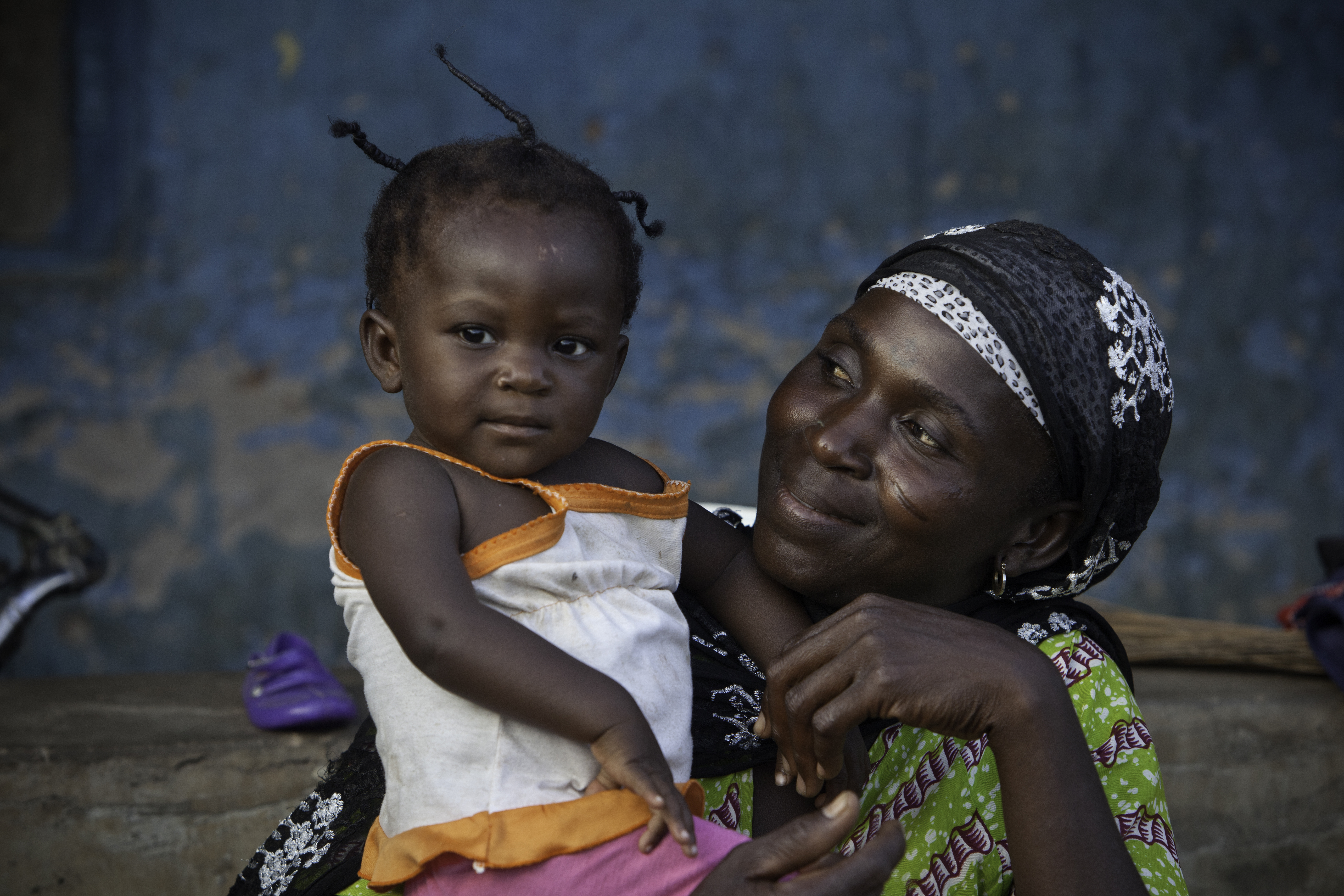 A mother holds her child in Kurawarakura, Ghana. PATH/Evelyn Hockstein