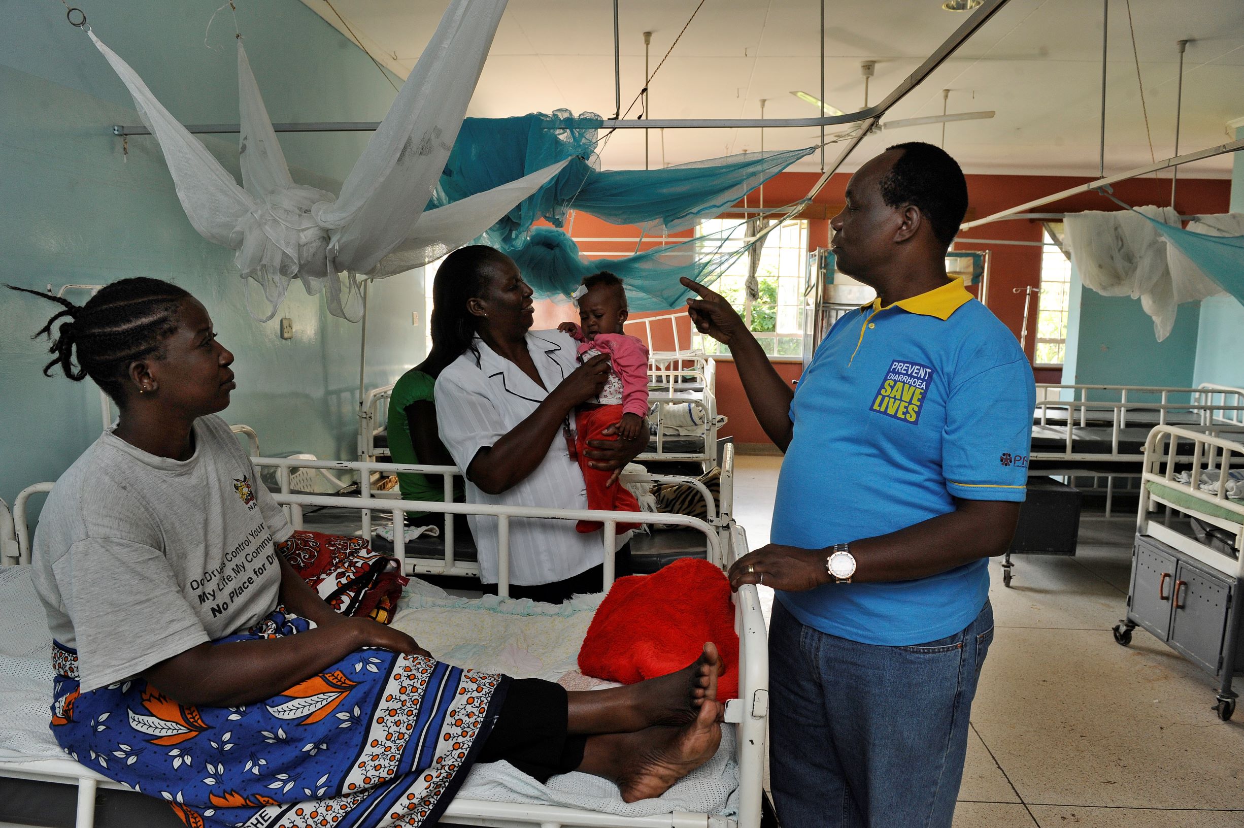 Alfred Ochola makes the rounds in one of Kenya's pediatric wards. Photo: PATH/Tony Karumba.